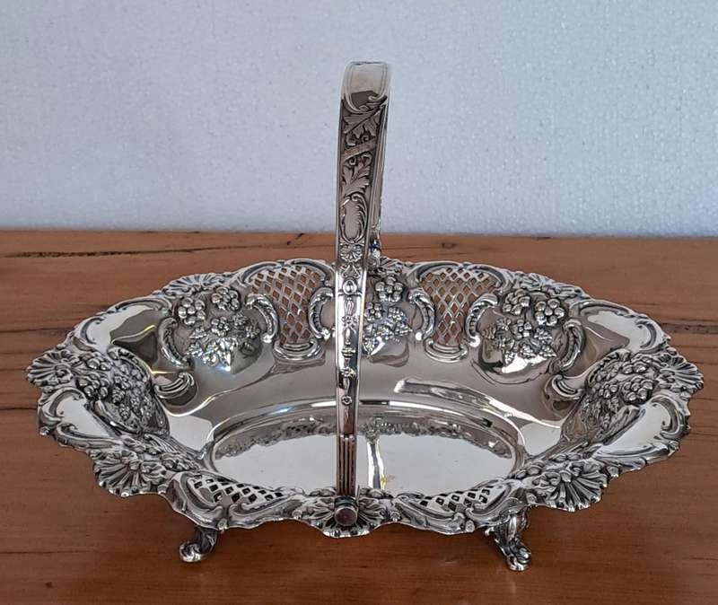 Beautiful EP Oval Bowl with Swing Handle