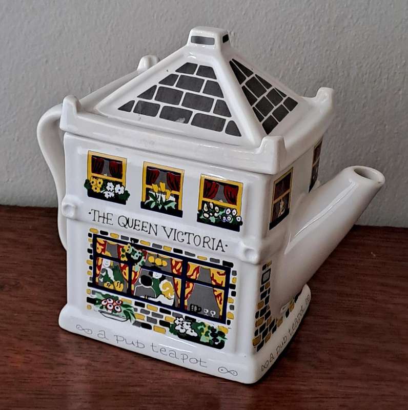Wade English Life Teapots - The Queen Victoria