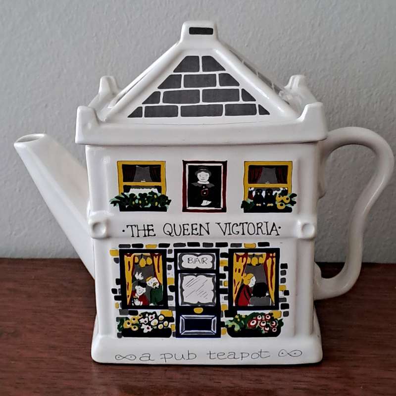 Wade English Life Teapots - The Queen Victoria