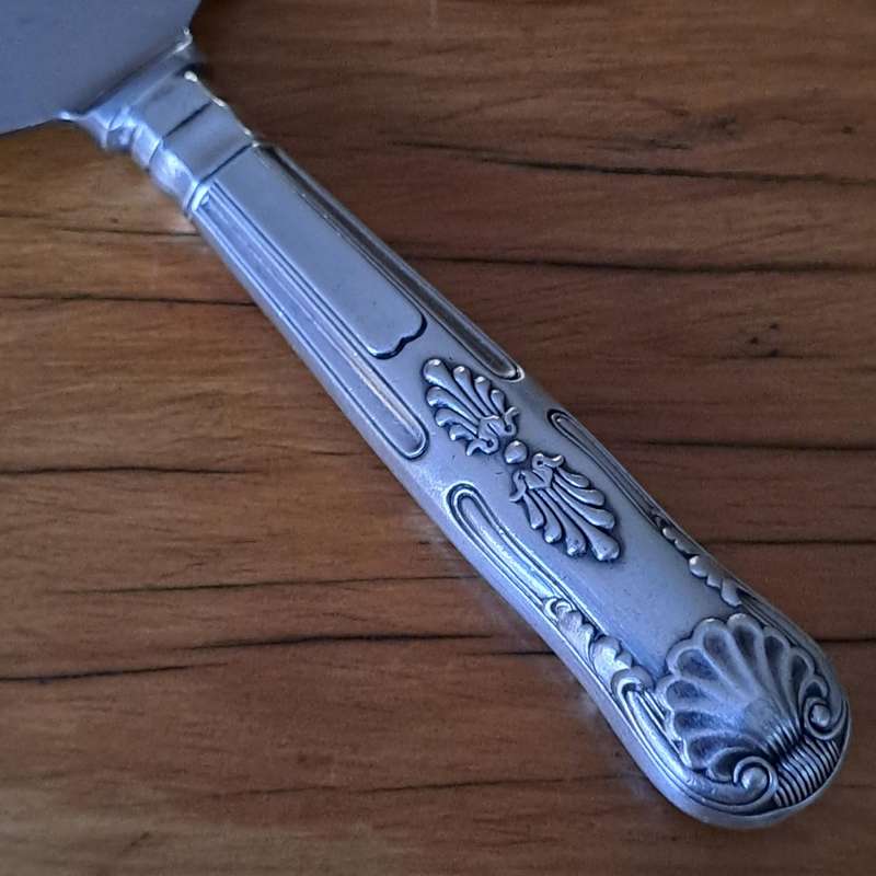 Kings Pattern Cake Lift/Slice