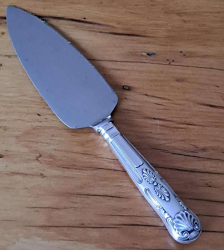 Kings Pattern Cake Lift/Slice
