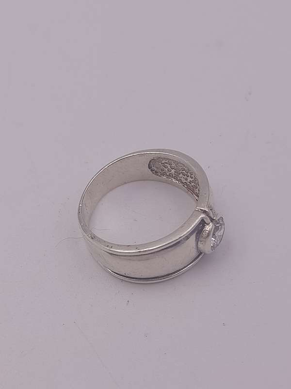 Sterling silver ladies ring Size: O.5