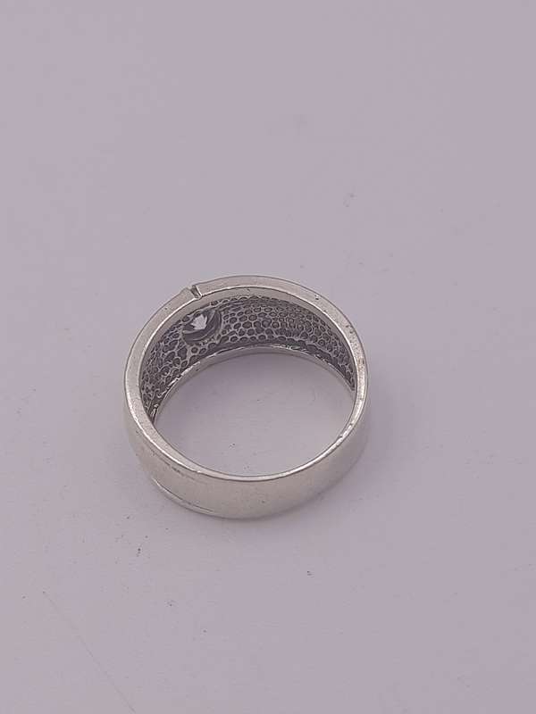 Sterling silver ladies ring Size: O.5
