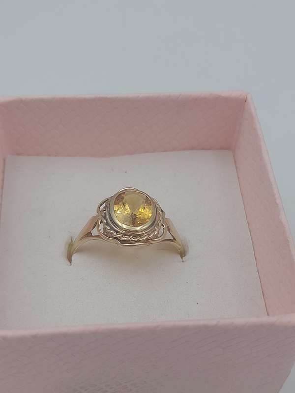 Antique gold citrine ladies ring and yellow stone Size: U