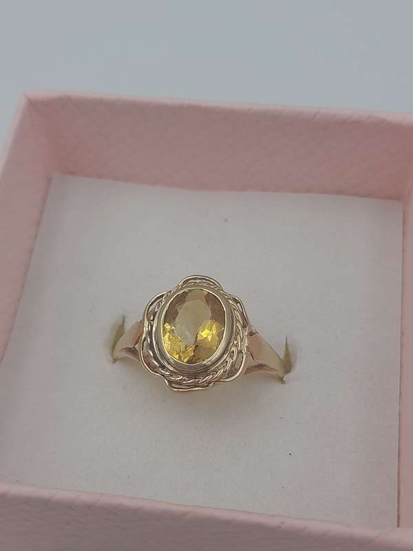 Antique gold citrine ladies ring and yellow stone Size: U