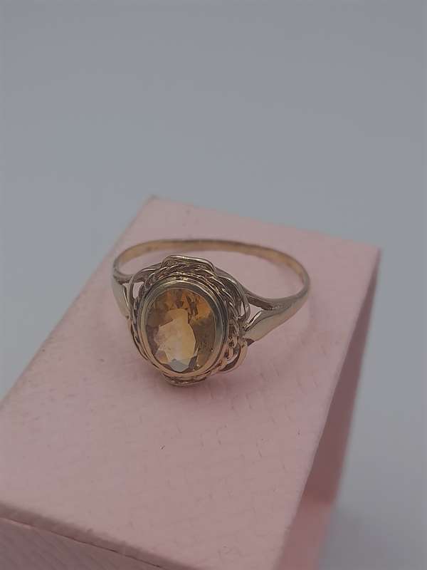 Antique gold citrine ladies ring and yellow stone Size: U