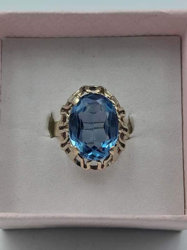 Antique 9ct gold ladies ring with blue Topaz?? Size: N