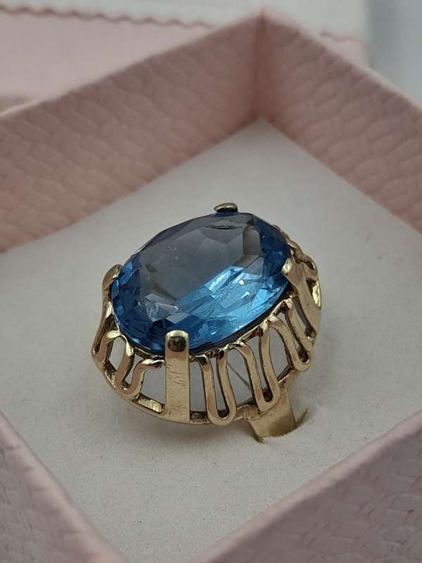 Antique 9ct gold ladies ring with blue Topaz?? Size: N