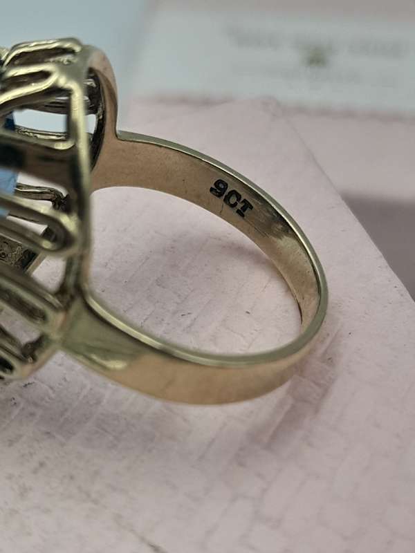 Antique 9ct gold ladies ring with blue Topaz?? Size: N