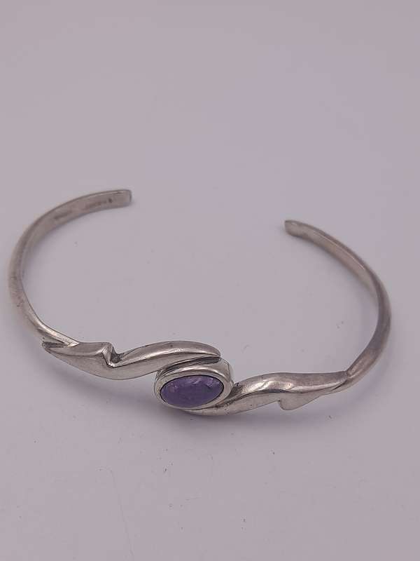 Sterling silver bangle with sugarlite stone