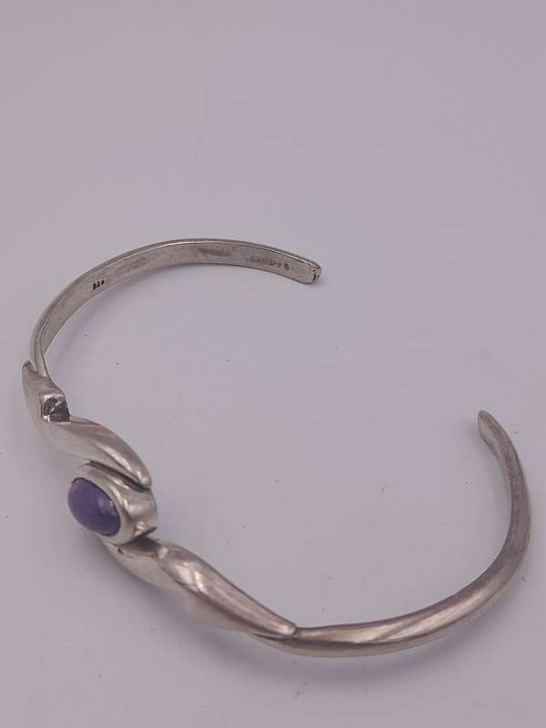 Sterling silver bangle with sugarlite stone