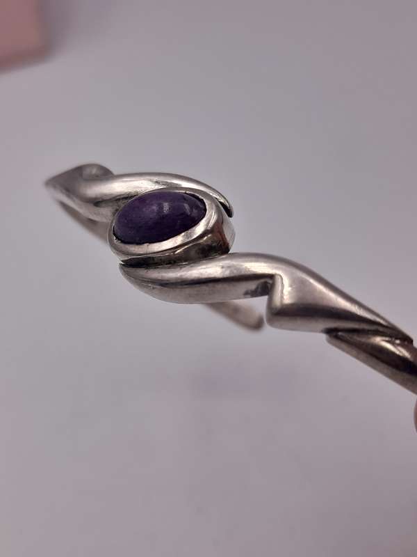 Sterling silver bangle with sugarlite stone