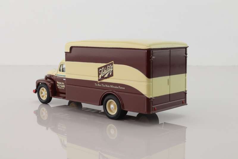 Schlitz Beer Diamond T620, Box Van, (US Road Transport)