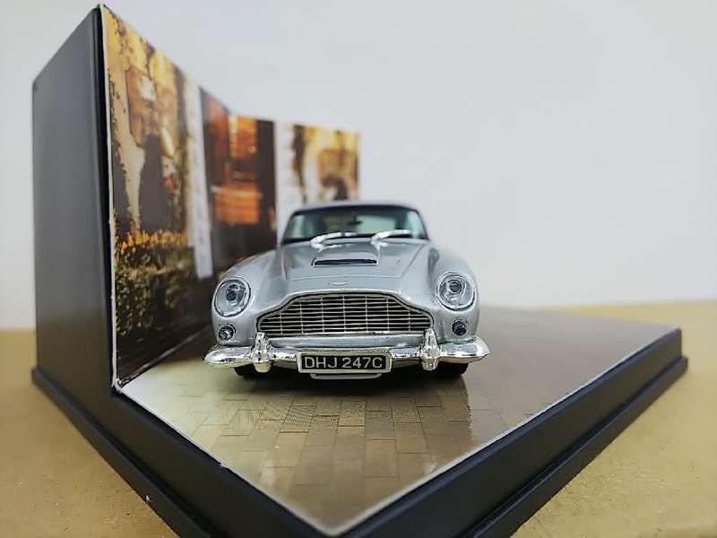 Aston Martin DB5 1963 & figurines Millennium Collection
