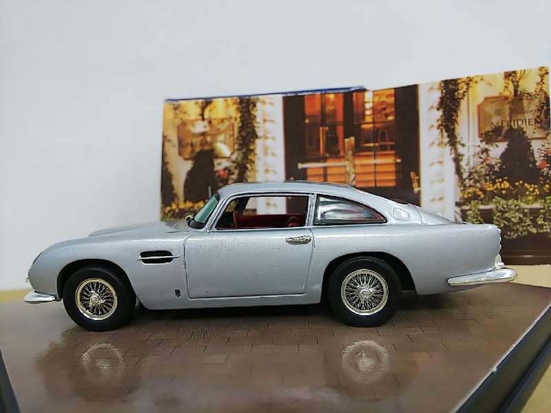 Aston Martin DB5 1963 & figurines Millennium Collection