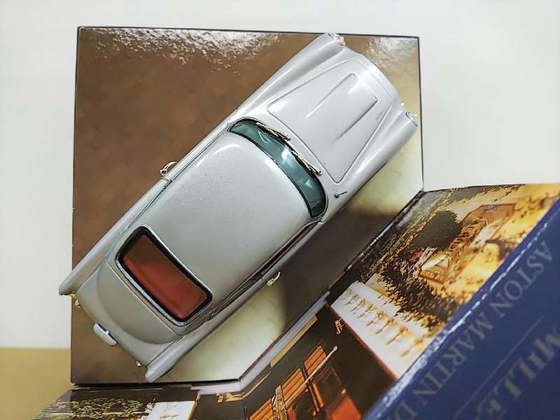 Aston Martin DB5 1963 & figurines Millennium Collection