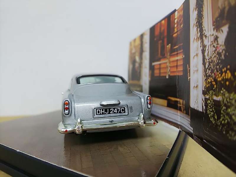Aston Martin DB5 1963 & figurines Millennium Collection