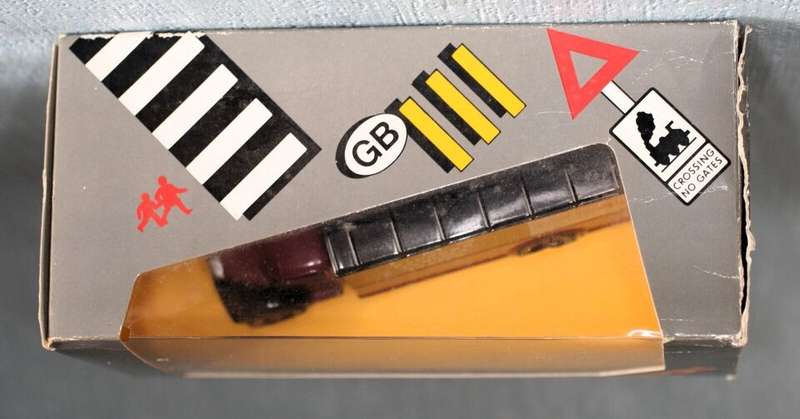 BEDFORD O SERIES VAN LMS EXPRESS PARCELS BOXED