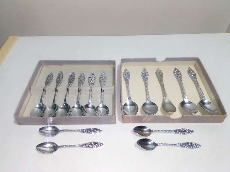 Elwezetta Dutch chrome plate 15 Spoons boxed. Gorgeous Dutch chrome plated teaspoons.