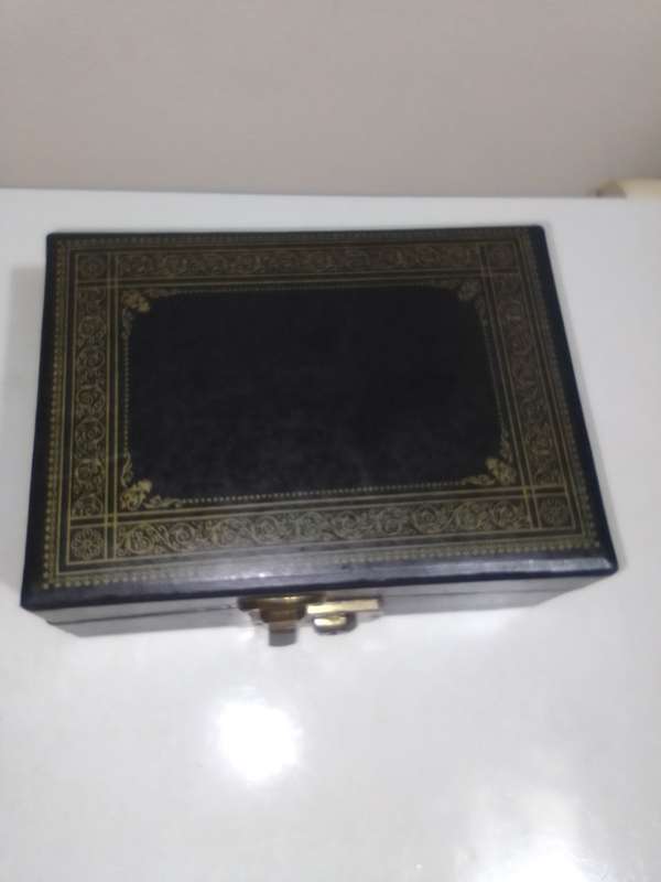 A nice clean Jewellery box suitcase style.