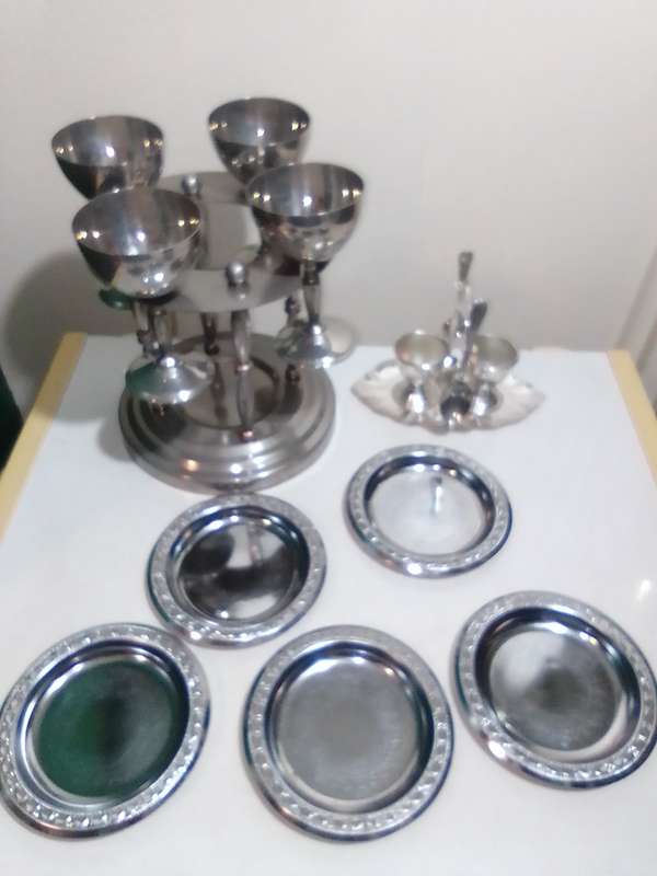 Wow Made in England 2 egg set. 4 x s/steel glasses and Caddy. 5 x place Matts.