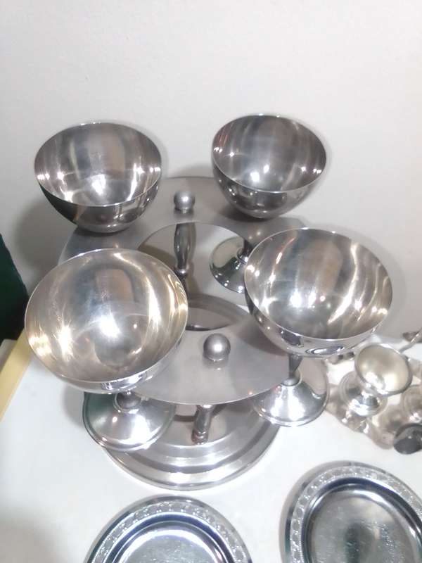 Wow Made in England 2 egg set. 4 x s/steel glasses and Caddy. 5 x place Matts.