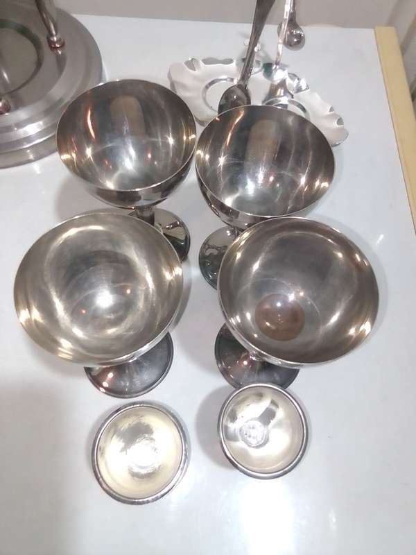 Wow Made in England 2 egg set. 4 x s/steel glasses and Caddy. 5 x place Matts.