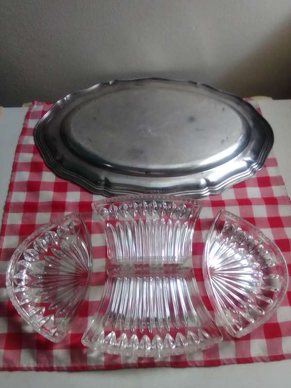 Vintage Silver/plated Gifts silverplate oval tray with 4 crystal glass divided insert's. Party tray