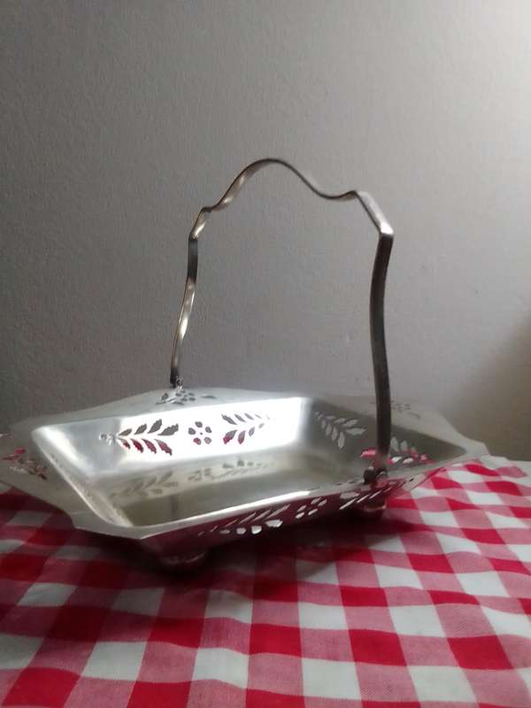 A beautiful EPNS Serving/Centre piece/dish for display and has 4 Bun feet.