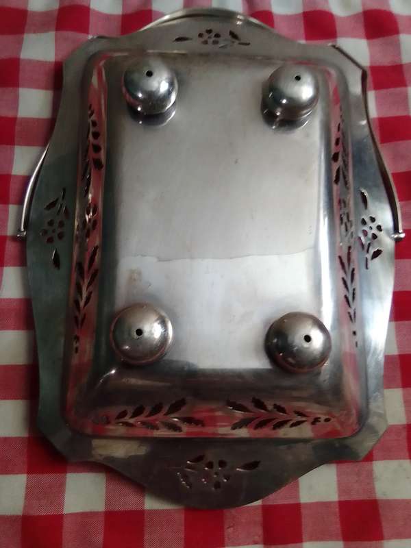 A beautiful EPNS Serving/Centre piece/dish for display and has 4 Bun feet.