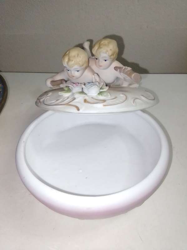 A Damsel and cherub Porcelain/polyresin wall plaque and a Cherub trinket lidded box.