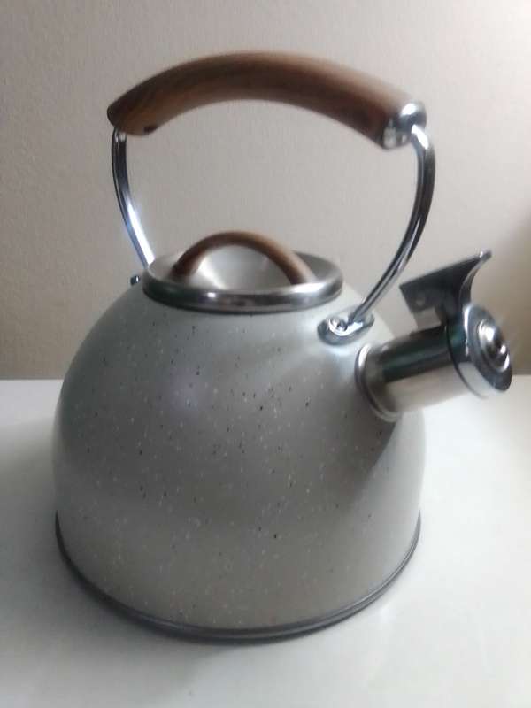 Fancy stove top whistling Kettle Gray stone chip. Woodgrain handles Whistling Kettle - 3L