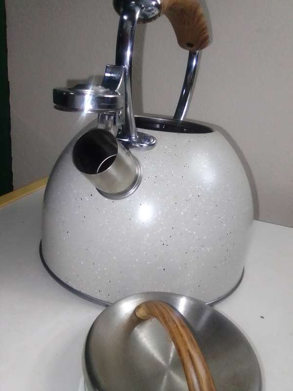 Fancy stove top whistling Kettle Gray stone chip. Woodgrain handles Whistling Kettle - 3L