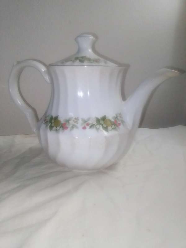 Vintage 1946. Kettle. K Aynsley & co. Ltd Wat 1869. In Good condition no cracks or Chips.