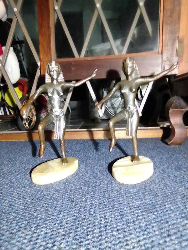 Collector Cleopatras metal vintage statue draped STRIPED HEADCLOTH OR NEMES WHICH WAS WORN BY RULERS