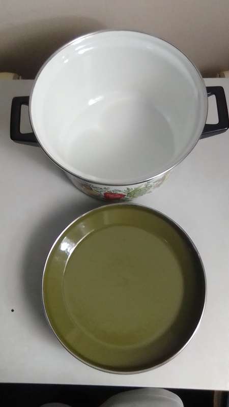 Vintage green lid veggies motif enamel cooking pot with heavy duty base.