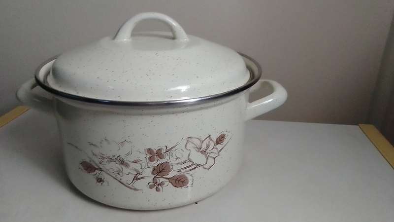 Vintage enamel lidded speckled white/flowers heavy base cooking pot for the farmhouse look.