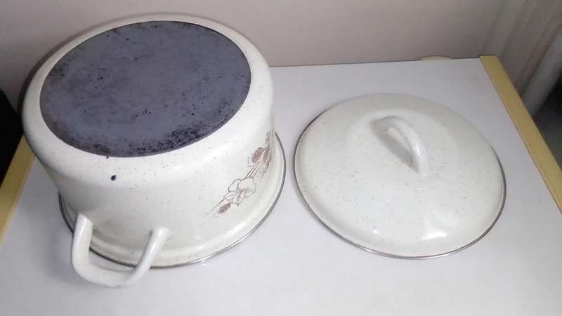 Vintage enamel lidded speckled white/flowers heavy base cooking pot for the farmhouse look.