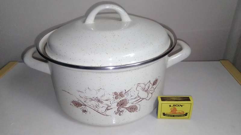 Vintage enamel lidded speckled white/flowers heavy base cooking pot for the farmhouse look.