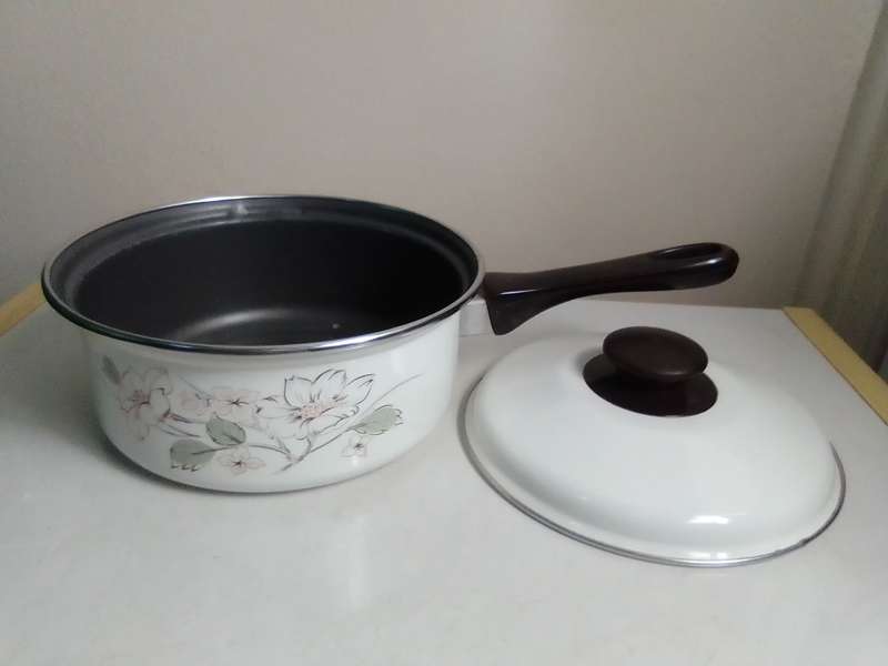 Vintage enamel lidded Frying Pan in good used second hand condition