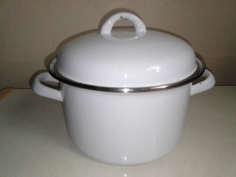 White cooking pot with heavy duty base in fair used second hand condition.