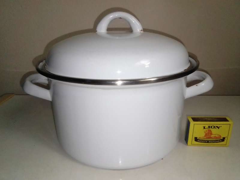 White cooking pot with heavy duty base in fair used second hand condition.