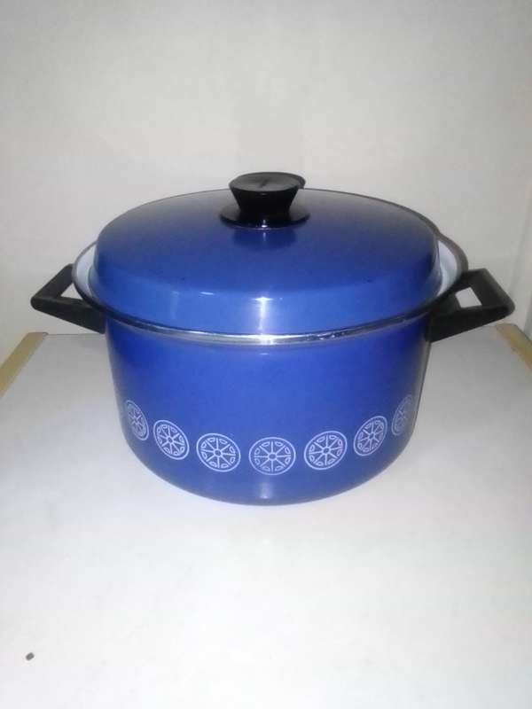 A 8kg's made by "Hendlers" Blue Enamel Cooking heavy based lidded cooking pot.