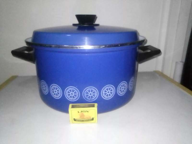 A 8kg's made by "Hendlers" Blue Enamel Cooking heavy based lidded cooking pot.