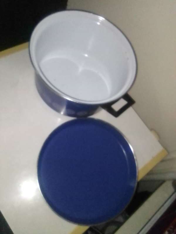 A 8kg's made by "Hendlers" Blue Enamel Cooking heavy based lidded cooking pot.