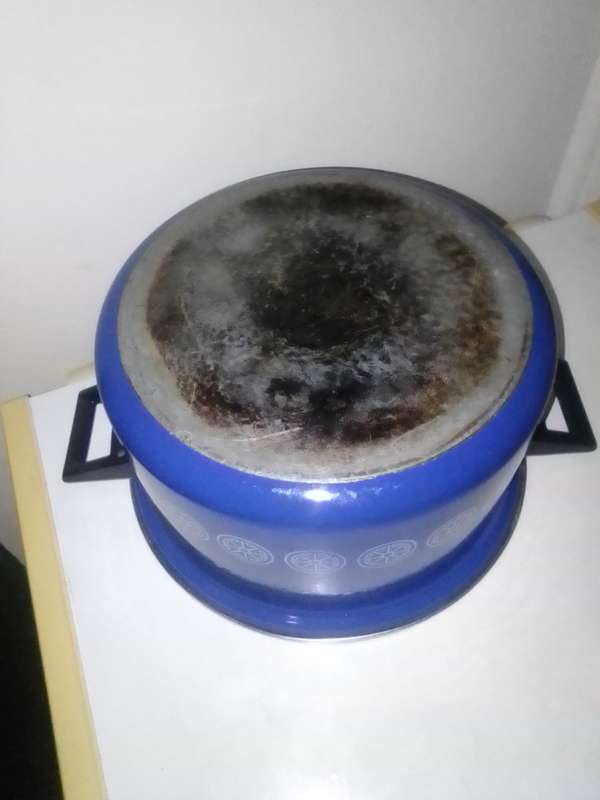 A 8kg's made by "Hendlers" Blue Enamel Cooking heavy based lidded cooking pot.