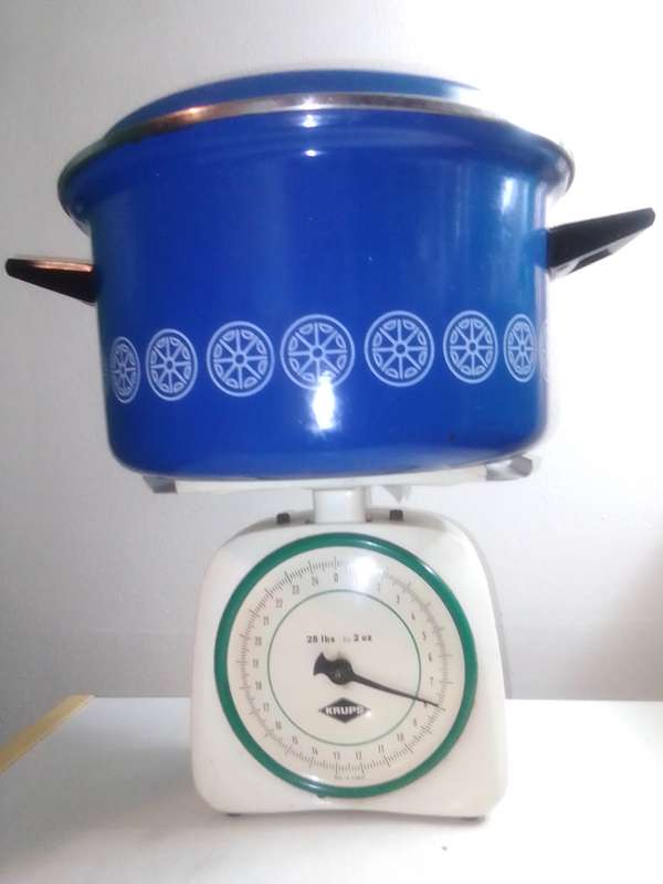 A 8kg's made by "Hendlers" Blue Enamel Cooking heavy based lidded cooking pot.