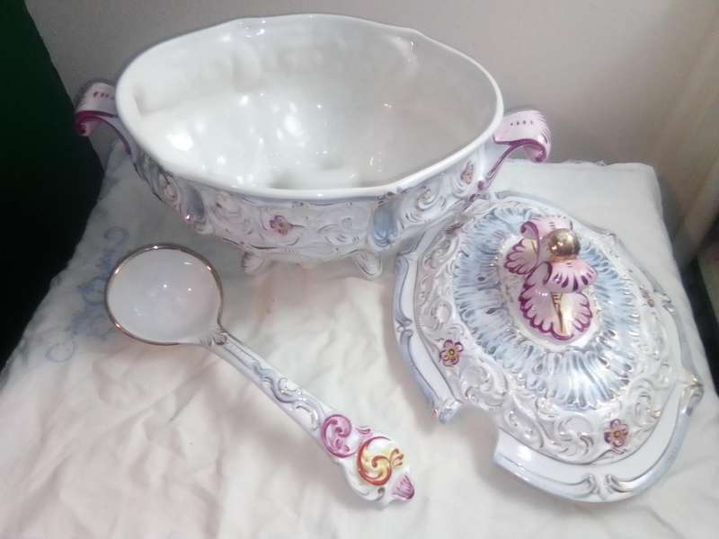 1950's A vintage Capodimonte lidded with Laydell signed gold/pink Italy in excellent condition