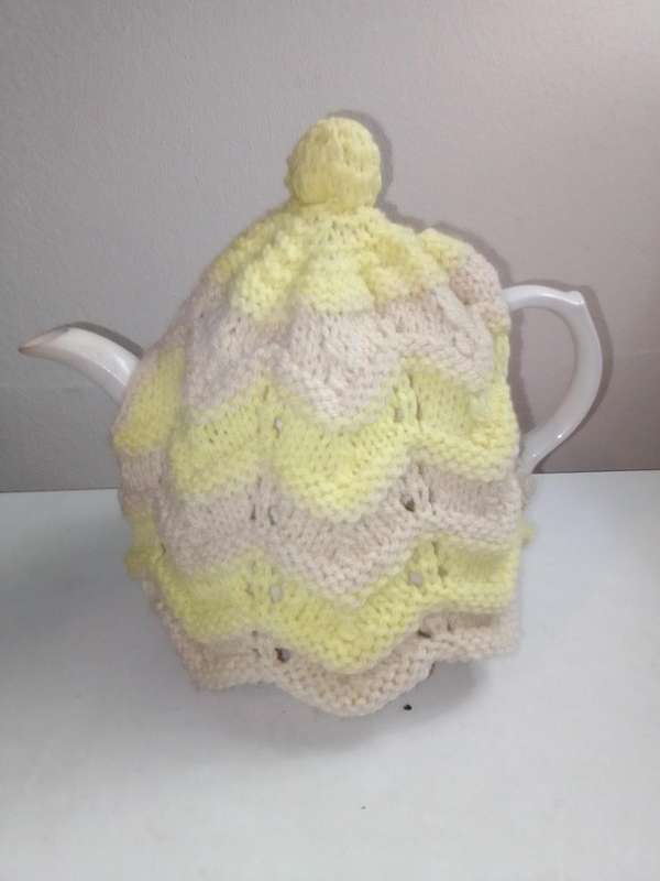 Vintage 1946. Kettle and Cosy K Aynsley & co. Ltd Wat 1869. In Good condition no cracks or Chips.