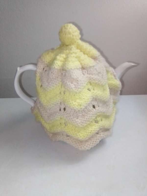 Vintage 1946. Kettle and Cosy K Aynsley & co. Ltd Wat 1869. In Good condition no cracks or Chips.